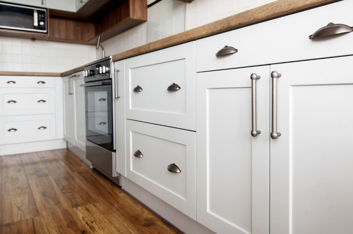 kitchen cabinet with mixed style handles