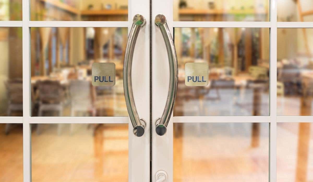 Pull door handles on a glass door