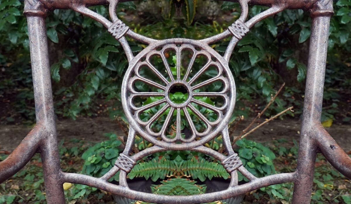 How to Remove Rust from Iron Garden Furniture In 4 Easy Steps Hiatt